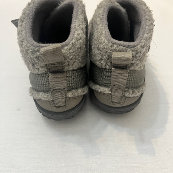 Chaco Fuzzy Gray Kids Slippers Size 6 Youth and Womens Size 8 Gray Fleece - Picture 3 of 4
